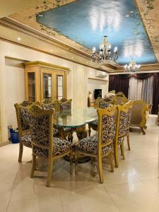 comedor con mesa de cristal y sillas en 102 برج الثورة الدور 7, en El Cairo