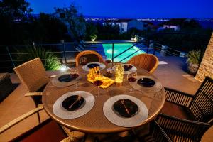 Bazén v ubytování Apartment Serenity with Private Pool Near the Beach nebo v jeho okolí