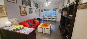 un soggiorno con divano rosso e tavolo di Home Garden Rome Casa Kangen a Roma