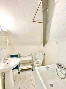 Koupelna v ubytování LE NID DU PALAIS - Wifi - Calme - Confort - Palais de justice