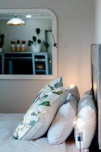 Un pat sau paturi într-o cameră la Cozy Guest Suite