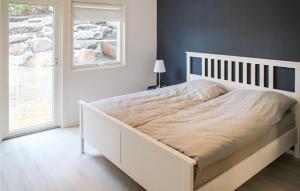 Postel nebo postele na pokoji v ubytování 4 Bedroom Stunning Home In Farsund