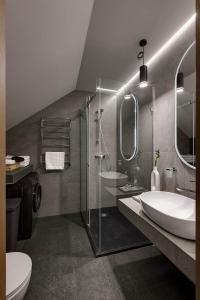 Ванна кімната в Apartel Villa Shayan