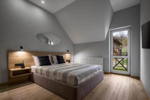 ein Schlafzimmer mit einem großen Bett und einem Fenster in der Unterkunft Apartel Villa Shayan in Shayan