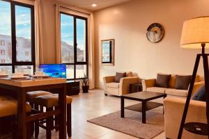 Un lugar para sentarse en ONE Guest Place 2BHK Apartments near the Beach