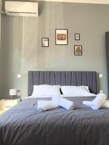 una camera da letto con un letto con due paia di asciugamani di Seaside Casa a Nafpaktos