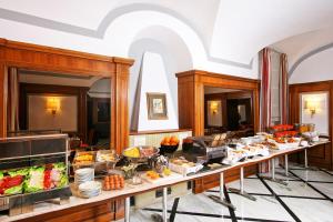 ein Buffet mit Speisen in einem Hotelzimmer in der Unterkunft Hotel Arcangelo in Rom