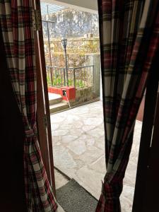 Drzwi otwarte z widokiem na patio w obiekcie KEN & TWILL w mieście Shillong