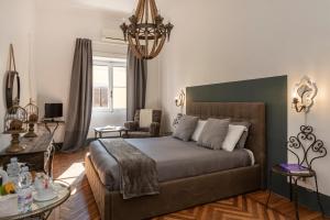 ローマにあるAngelina Dimora Contemporaneaのベッドルーム1室(ベッド1台付)、リビングルームが備わります。