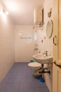 łazienka z toaletą i umywalką w obiekcie Beach Village Holiday Homes Goa w mieście Colva