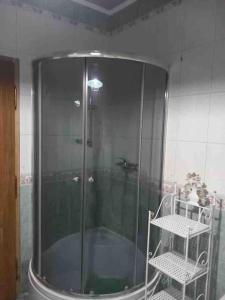 a shower stall with a chair in a bathroom at Apartament 65 m2 w centrum Łowicza in Łowicz
