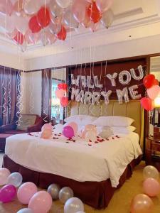 Zimmer mit einem Bett mit Ballons an der Wand in der Unterkunft Deluxe Seaview Suite Twin Bed by The Only Bnb in Tanjong Tokong