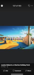 Captura de pantalla de un sitio web con una foto de un parque infantil en Marine Holiday Park, en Rhyl