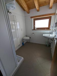 ein Bad mit einer Dusche, einem Waschbecken und einem WC in der Unterkunft CONSTANCIA TRATTORIA in Valdieri