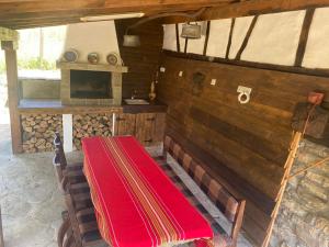 comedor con mesa y fogones en Къща за гости НОВЕ en Terziysko