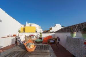 a patio with chairs and a table on a balcony at Downtown Lady Terrace in Faro