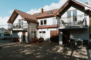 ein Haus mit 2 Balkonen und einer Terrasse in der Unterkunft Kaszubski Raj in Chmielno