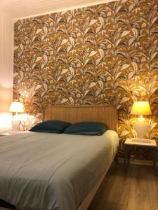 ル・トレポールにあるMinnieのベッドルーム1室(壁に大型ベッド1台付)