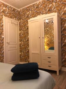 - une chambre avec un lit, une commode et un miroir dans l'établissement Minnie, au Tréport
