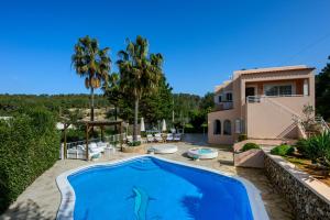 uma piscina no quintal de uma casa em Villa Cas Puig - Beach of Portinatx em Portinatx