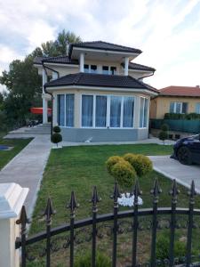 Το κτήριο όπου στεγάζεται  το διαμέρισμα