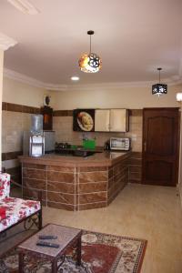 Apartment im Al-Manar House Safaga في الغردقة: غرفة معيشة مع مطبخ مع كونتر توب