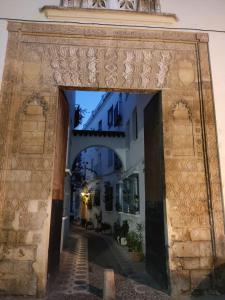 una entrada a un edificio con un arco en Luque´s Home By Guimar, en Córdoba