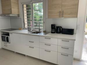 Kuchyňa alebo kuchynka v ubytovaní 2 chambres et jardin à Bormes - Le Lavandou