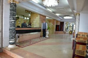 亚历山大Regency Hotel Alexandria的站在酒店大厅的人