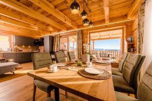 una sala da pranzo in legno con tavolo e sedie di Hochleben-Chalets am Erlebnisbauernhof Steinerhof a Liebenfels