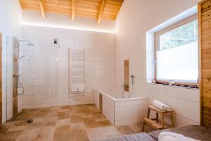 Koupelna v ubytování Hochleben-Chalets am Erlebnisbauernhof Steinerhof