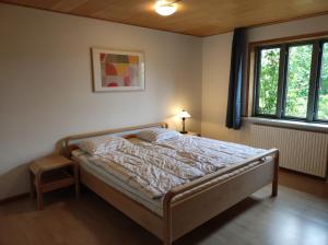 - une chambre avec un lit dans une pièce dotée d'une fenêtre dans l'établissement Hjortdal B&B, à Fjerritslev