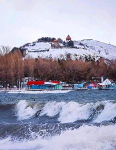 un río con nieve en la cima de una montaña en VILLA VIP en Sevan