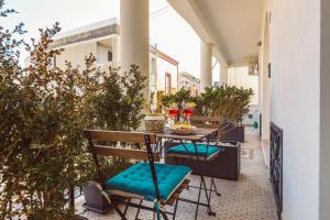 un patio al aire libre con mesa y sillas en B&B Casa di Gio', en Tiggiano