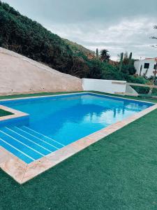 una piscina con acqua blu in un cortile di Sa caseta de Fornells a Es Mercadal