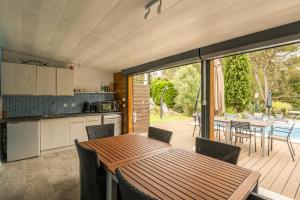 kuchnia i jadalnia ze stołem oraz patio w obiekcie Villa Cosy w mieście Moussan