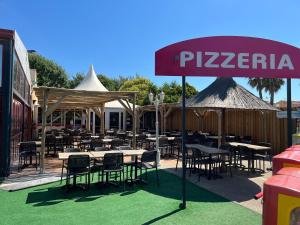 Mobilhome Vias plage dans Camping餐厅或其他用餐的地方