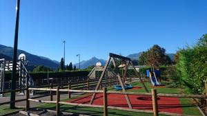Camping écovillage Soleil du Pibeste的儿童游玩区