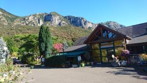 阿戈斯维达洛斯Camping écovillage Soleil du Pibeste的一座山底建筑