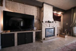 sala de estar con chimenea y TV de pantalla plana en Chalet asosado, en Almerimar