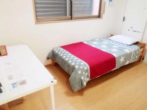 Un pat sau paturi într-o cameră la abc OSAKA