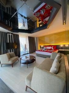 sala de estar con sofá y cama en Bosphorus Sorgun Hotel en Side