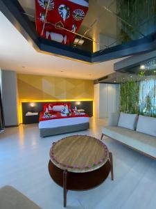 ein Wohnzimmer mit einem Bett und einem Couchtisch in der Unterkunft Bosphorus Sorgun Hotel in Side