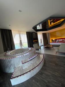 uma sala grande com um bolo no meio em Bosphorus Sorgun Hotel em Side