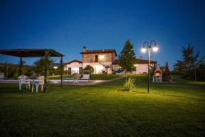 una casa con mesa y sillas en un patio en B&B Villa Barbarossa, en Petrignano