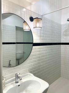 La salle de bains est pourvue d'un lavabo et d'un miroir. dans l'établissement Charmie flat, à Palerme
