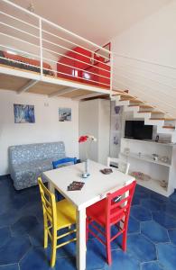 uma sala de estar com mesa e cadeiras e um loft em sea home em Bacoli