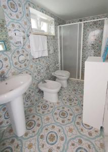 uma casa de banho com um lavatório e um WC em sea home em Bacoli