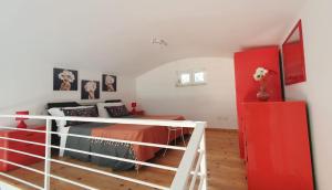 um quarto com uma cama vermelha e branca num quarto em sea home em Bacoli