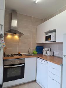 Кухня или мини-кухня в PuntBlanc Residences
